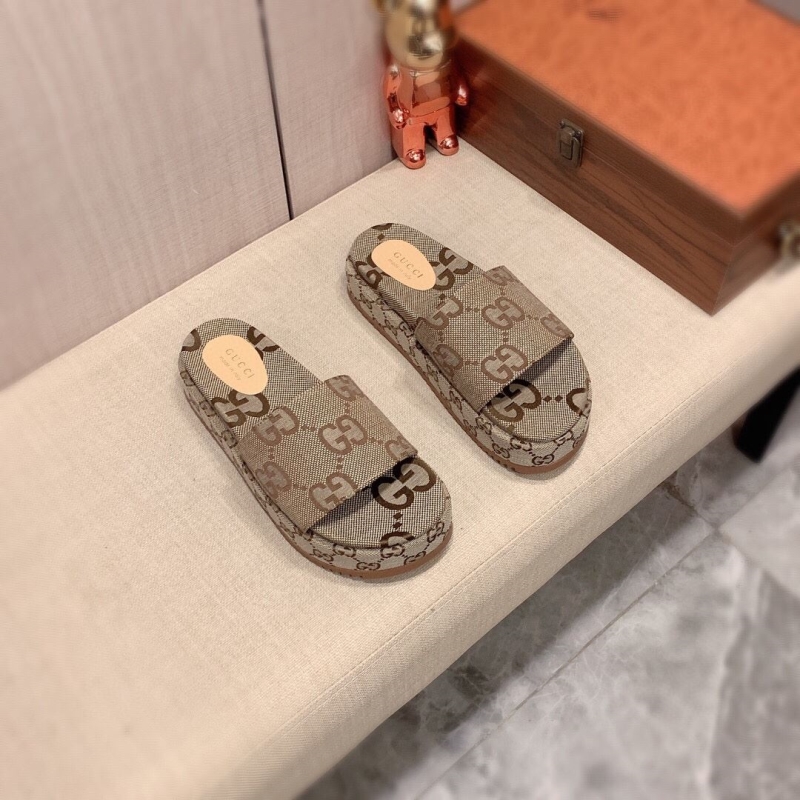 G*u*i slippers